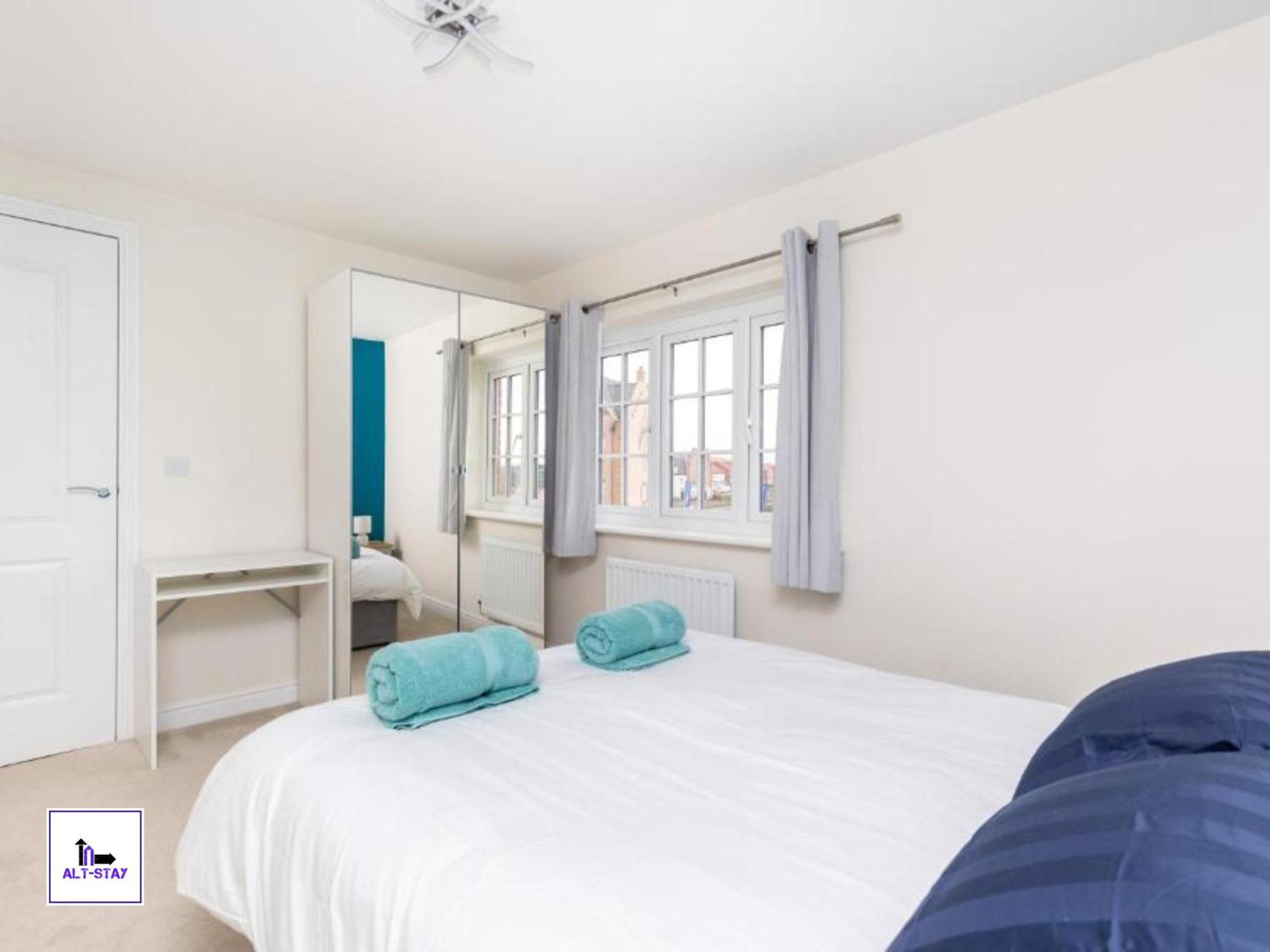 4 Bed 3 Bath - Kirkstall House By Alt-Stay Accommodation - Ideal For Contractors & Remote Workers - Long Stays Welcome 韦克菲尔德 外观 照片