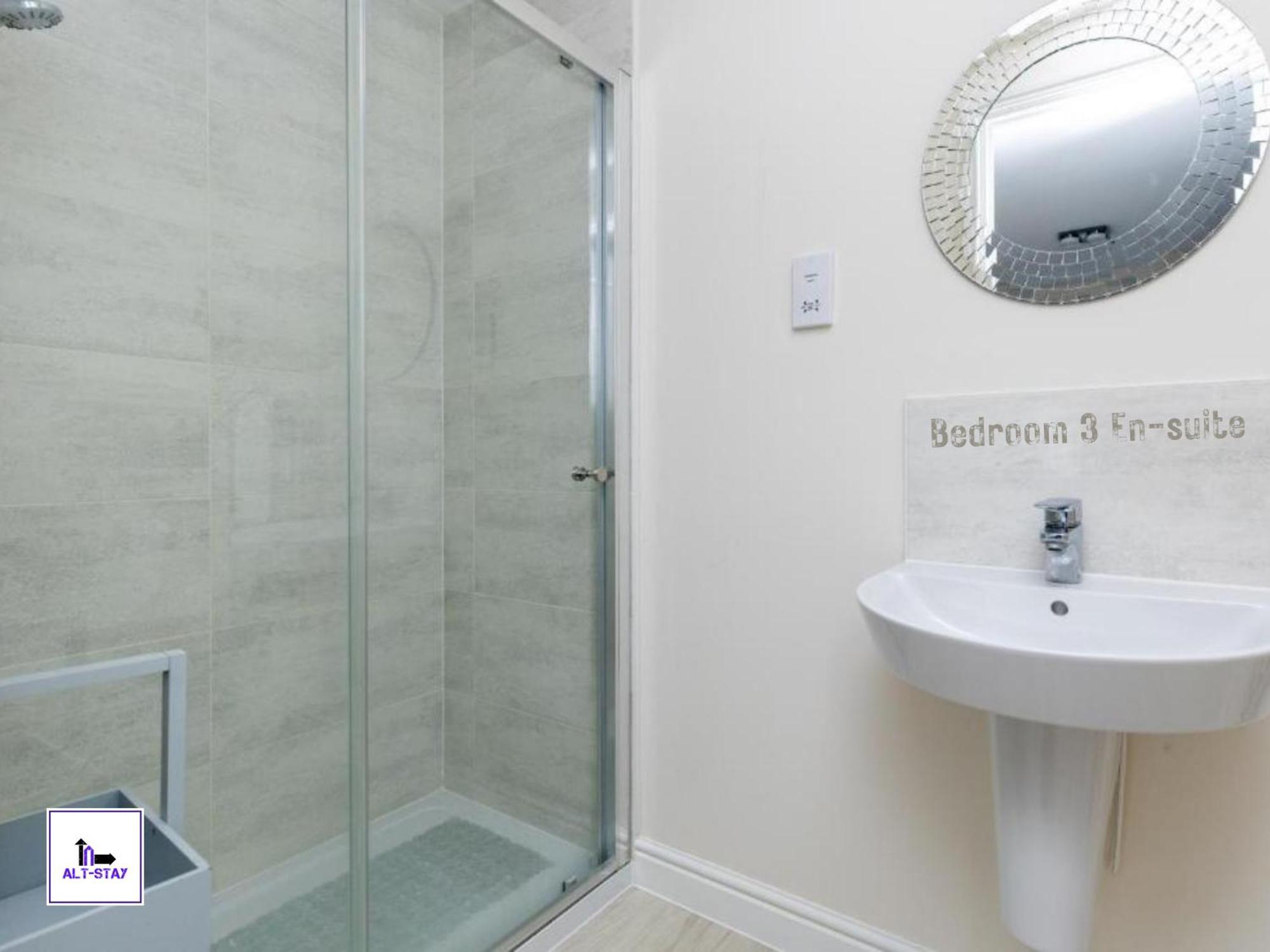 4 Bed 3 Bath - Kirkstall House By Alt-Stay Accommodation - Ideal For Contractors & Remote Workers - Long Stays Welcome 韦克菲尔德 外观 照片