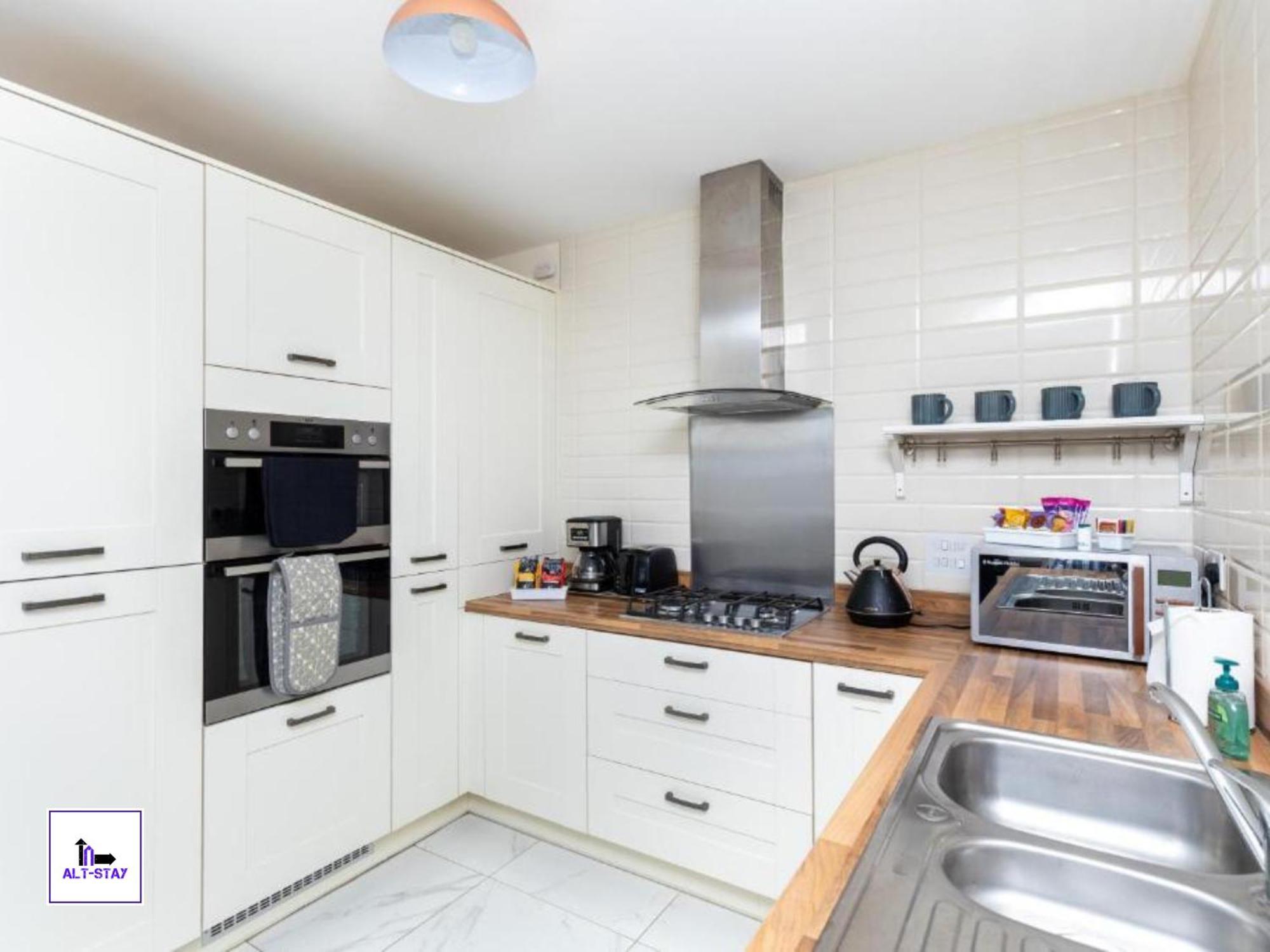 4 Bed 3 Bath - Kirkstall House By Alt-Stay Accommodation - Ideal For Contractors & Remote Workers - Long Stays Welcome 韦克菲尔德 外观 照片