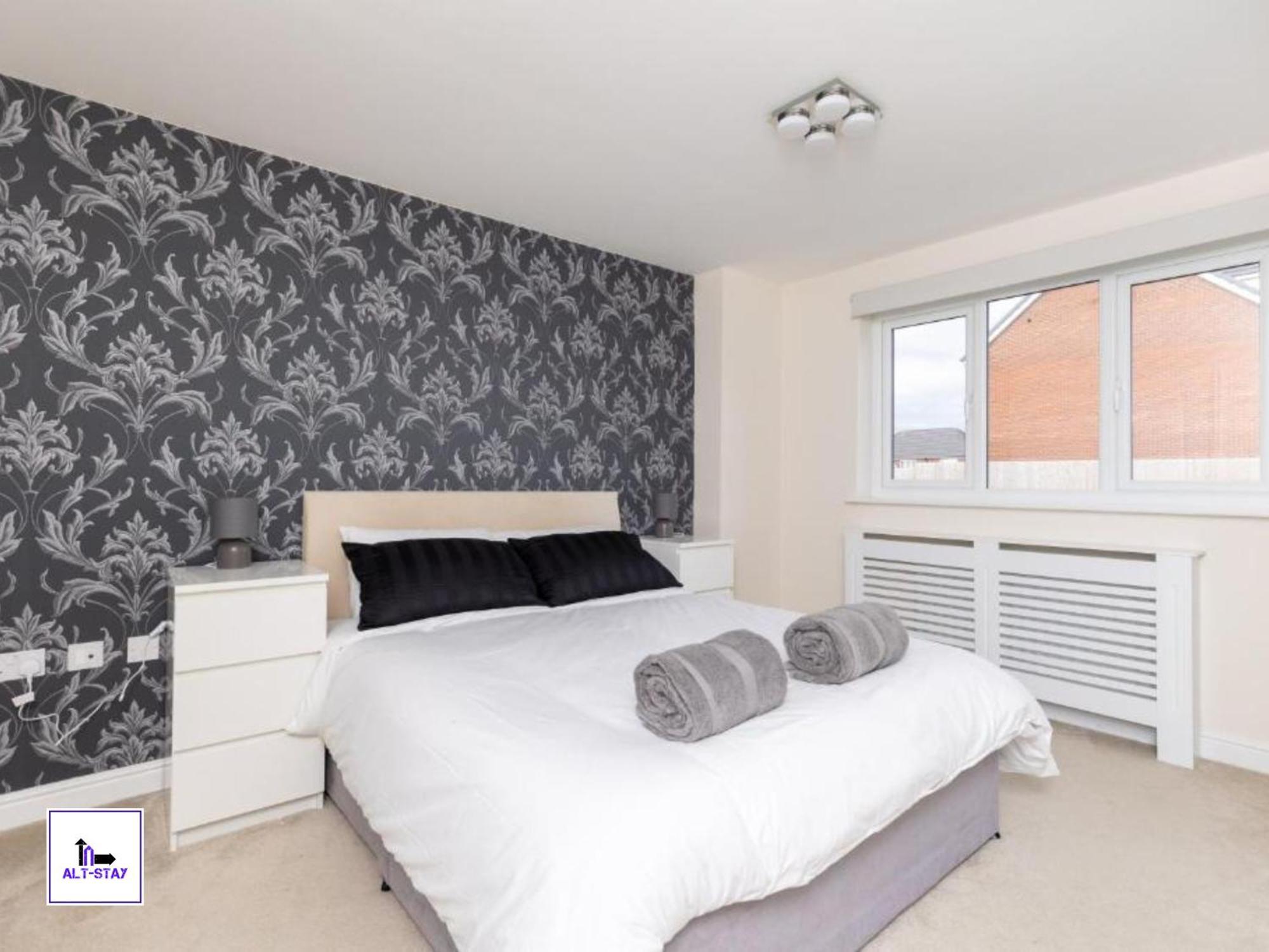 4 Bed 3 Bath - Kirkstall House By Alt-Stay Accommodation - Ideal For Contractors & Remote Workers - Long Stays Welcome 韦克菲尔德 外观 照片