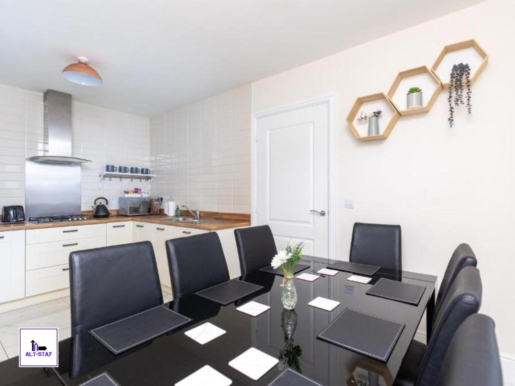 4 Bed 3 Bath - Kirkstall House By Alt-Stay Accommodation - Ideal For Contractors & Remote Workers - Long Stays Welcome 韦克菲尔德 外观 照片