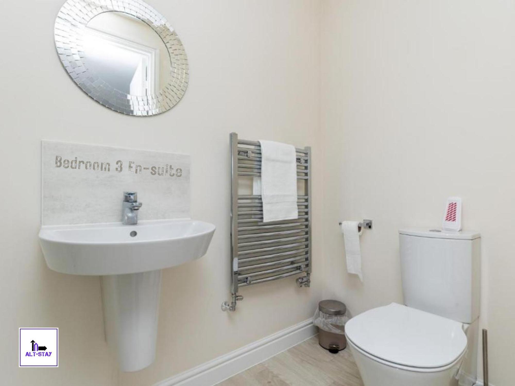4 Bed 3 Bath - Kirkstall House By Alt-Stay Accommodation - Ideal For Contractors & Remote Workers - Long Stays Welcome 韦克菲尔德 外观 照片