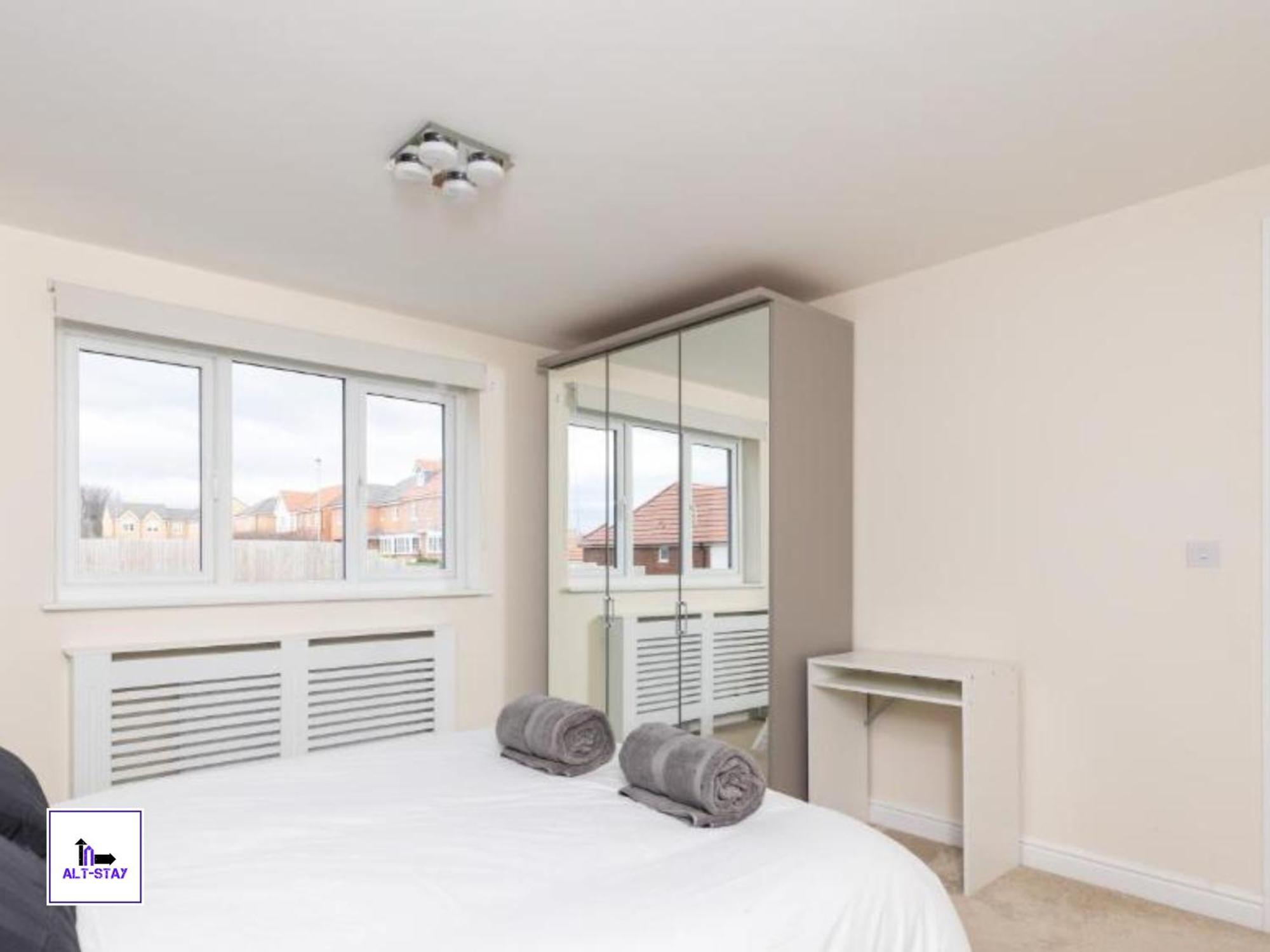 4 Bed 3 Bath - Kirkstall House By Alt-Stay Accommodation - Ideal For Contractors & Remote Workers - Long Stays Welcome 韦克菲尔德 外观 照片