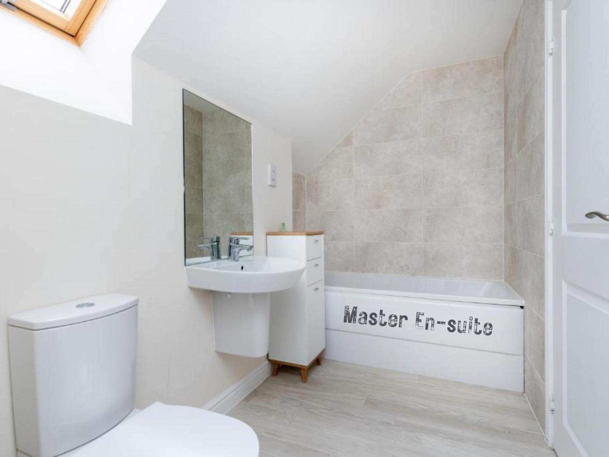 4 Bed 3 Bath - Kirkstall House By Alt-Stay Accommodation - Ideal For Contractors & Remote Workers - Long Stays Welcome 韦克菲尔德 外观 照片