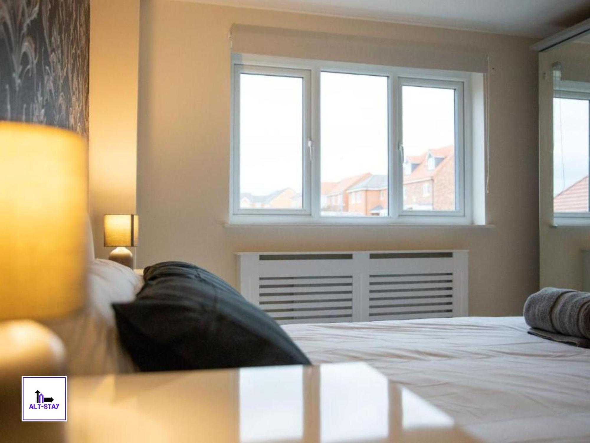 4 Bed 3 Bath - Kirkstall House By Alt-Stay Accommodation - Ideal For Contractors & Remote Workers - Long Stays Welcome 韦克菲尔德 外观 照片