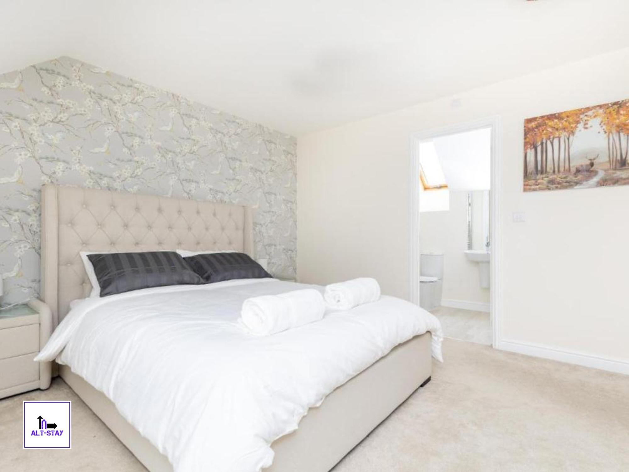 4 Bed 3 Bath - Kirkstall House By Alt-Stay Accommodation - Ideal For Contractors & Remote Workers - Long Stays Welcome 韦克菲尔德 外观 照片